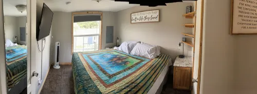 Cozy 1 King bedroom + loft cabin in charming Colorado Springs near USAFA