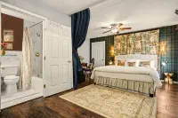 6 Bedrooms l 1 mi to Alamo + Riverwalk l Private Pool l Family + Pet Friendly - مسبح خاص