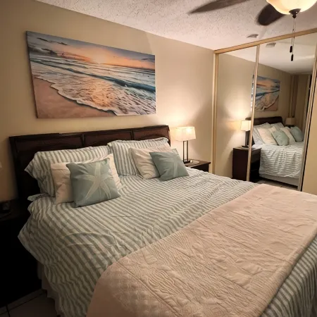 Breathtaking Ocean view 14th floor condo, 10 minutes from the airport