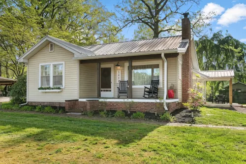 Charming 3-bedroom house with WiFi, AC in beautiful Hendersonville