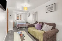Apt 1: Cosy Ground-Floor Flat - By ShireStays - 3-Star