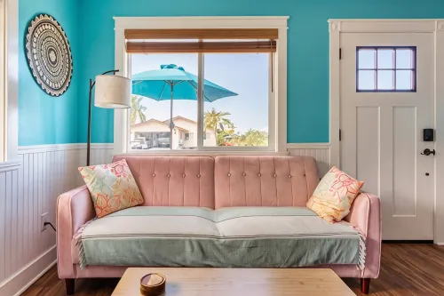 Cozy Vintage Inspired Hawaiian Guest Cottage - 2-Star