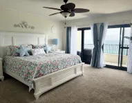 Beachfront Oasis! 2BR,2BA with Private Beach Access and free upfront parking.
