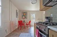 Colorful Modern Hideaway In Downtown Woodstock - AC & WiFi - Homestays