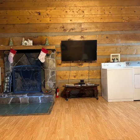 Cozy cabin in lovely Seneca Rocks WV with WiFi, smart TVs and jucuzzi tub Отели в г. Пендлтон