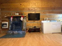 Cozy cabin in lovely Seneca Rocks WV with WiFi, smart TVs and jucuzzi tub