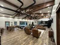 Rippling Waters! 3 BD 2.5 BA Riverfront Home, 8 min. from airport.  Sleeps 11. - Boutique