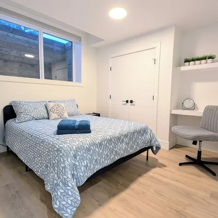 Modern 2Br Suite | Private Patio | 5 Min Downtown/Zoo/Stampede | Central & Safe