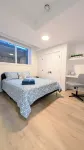 Modern 2Br Suite | Private Patio | 5 Min Downtown/Zoo/Stampede | Central & Safe - 방갈로