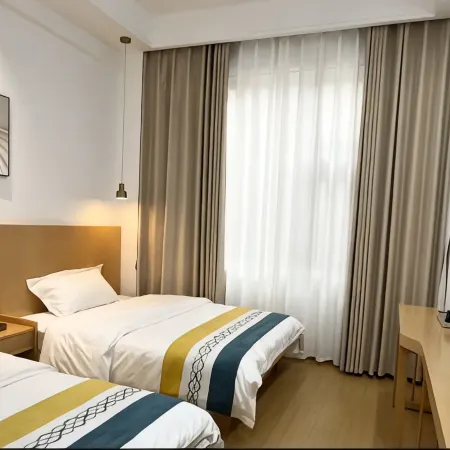 Jiayue Homestay (Dali Prefecture People's Hospital High-Speed Railway Station)