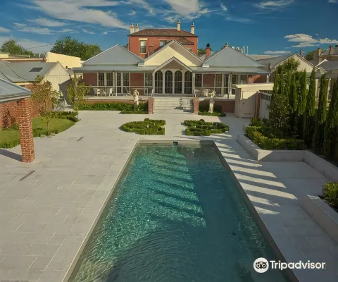 Freeman on Ford - Swimmingpools