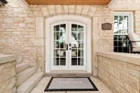 The Carriage House - Historic getaway in the heart of the city!