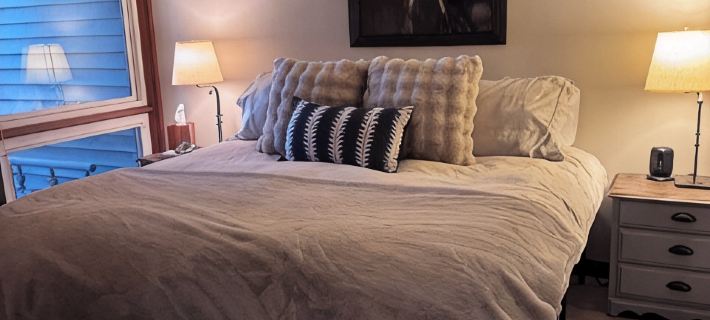 Newly Remodeled Condo on Golf Course, A/C, Pet Friendly, SHARC passes, Bikes. Hotels in Sunriver
