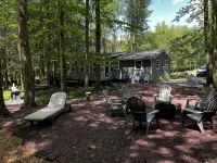 Romantic Pocono Lake Chalet: Firepit, Stream, near Lake, pools & Pet-Friendly - 비치