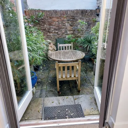 PRIVATE ROOM WITH OWN ENTRANCE IN COTTAGE DOWN A QUIET LEAFY LANE. EASY PARKING