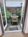 PRIVATE ROOM WITH OWN ENTRANCE IN COTTAGE DOWN A QUIET LEAFY LANE. EASY PARKING