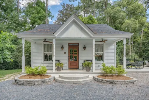 Charming cottage in historic Summerville 1 king, 1 set bunk beds, heated pool
