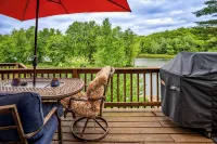 Spacious 5 Bedroom Cabin Riverfront/Black Lake Access