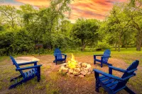 Castroville Riverfront Cottage - Fire Pit, 3 Bedroom, Screen Porch, Kid Friendly - Wifi