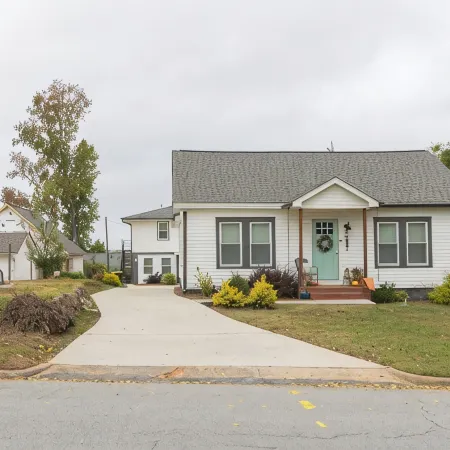 Chic 1-bedroom with AC and WiFi in downtown Newnan