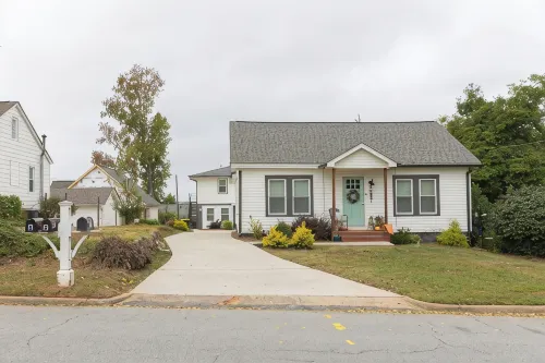 Chic 1-bedroom with AC and WiFi in downtown Newnan