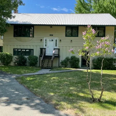 Lakefront home on Leavitt Bay, with private beach, dock, and an amazing view Hoteles en Freedom