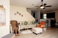 Charming 3-bedroom 6 beds. 2.5 bath. Pools access house with WiFi and AC in Kyle