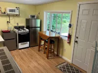 The Bungalow. Cedar shake cabin near Mount Bohemia, boat launch, beach. Private