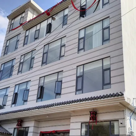 Luoping Huaqing Yueshe Homestay