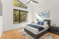 Secluded, modern, spectacular views, hot tub on 18 acres. Firepit,games & more! - 4-Star