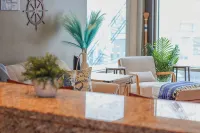 Boathouse Suite - CLE Flats River - Free Parking - 24/7 Gym - balcony