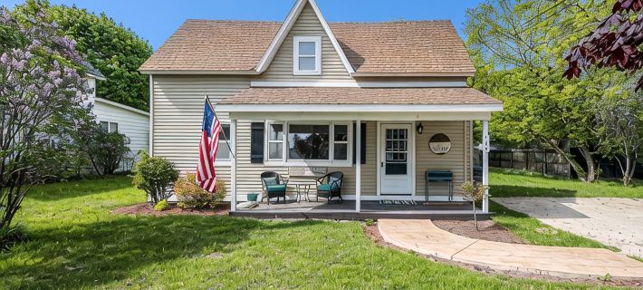 Ultimate Charlevoix Walkable Vacation Home Near Everything Ξενοδοχεία στην πόλη Charlevoix