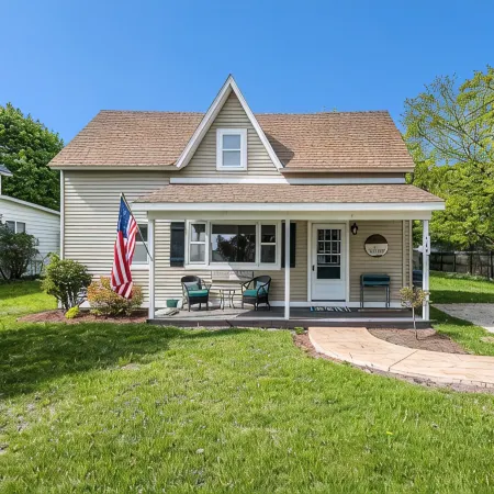 Charlevoix, Amazing Location! Walk to Town, Beaches, Playgrounds and Restaurants