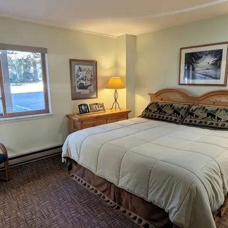 Spacious Condo w/ FREE WiFi, Parking, Heated Pool, Hot Tubs, Skier Shuttle,
