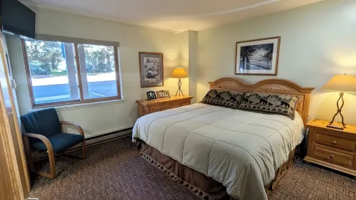 Spacious Condo w/ FREE WiFi, Parking, Heated Pool, Hot Tubs, Skier Shuttle,