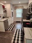 Cozy updated 2-bedroom Apt. close to shopping, restaurants, 2 miles to beaches. - Apartments
