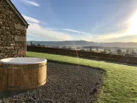 Award-Winning 5 Star Luxury Private Retreat - Hot Tub, Tennis, Fishing, Horses - Homestays