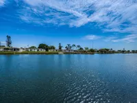 Serene Lakefront home in Tampa Bay, close to beaches and downtown Tarpon Springs Hotels in Holiday