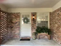 Beautiful Home in Safe, Private Setting Only Blocks from the Square - Gym