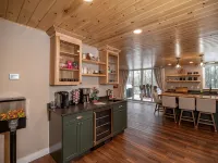 12 Bed, 6 Bath, 20 Guests STEPS from Sunday River w/ Hot Tub & Game Room Hotels in Newry