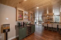 12 Bed, 6 Bath, 20 Guests STEPS from Sunday River w/ Hot Tub & Game Room