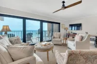Awesome Place on Beach! Shops & Restaurants Close by!See Note on Sept-Dec Stays