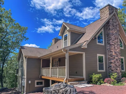 Boulderview Lodge, near JFBB with private mountain views, hot tub, and fireplace