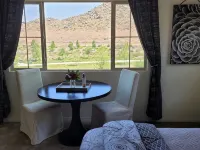Five-Bedroom Vacation Home Located Eight Minutes from the Menifee Lakes Golf. Hotels in Menifee