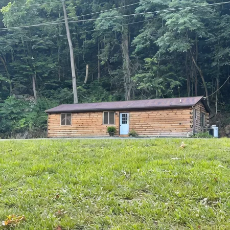 Cozy 2-bedroom, river access, near Smoke Hole, Seneca Rocks & Dolly Sods Hotels in Union