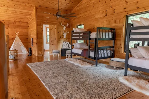 Luxury 5 BR Cabin with Hot Tub and Views!