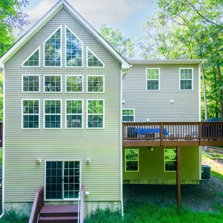 Huge 4bd Masthope retreat,hot tub game room,lake access,ski, Rain friendly deck