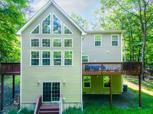 Huge 4bd Masthope retreat,hot tub game room,lake access,ski, Rain friendly deck