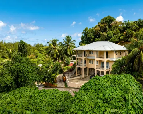 Peace in Paradise with mountain views and 5 minutes walk to the beach Hotel a Au Cap