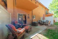 Well appointed condo close to trails with pool and hot tub. Enjoy the views